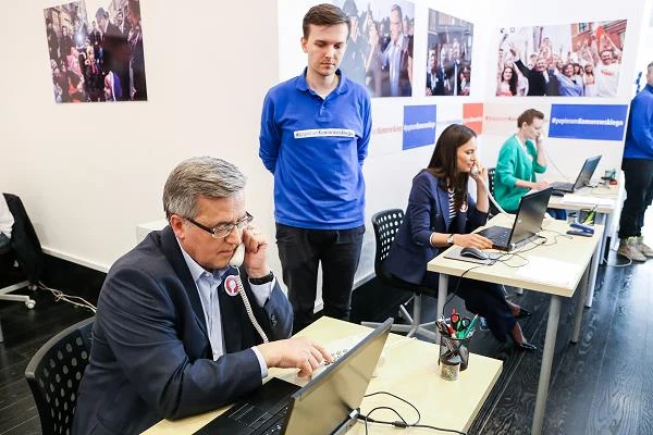 Bronisław Komorowski, Anna Czartoryska-Niemczycka i Magdalena Boczarska podczas "gorącej lini" - fot. Tomasz Adamowicz