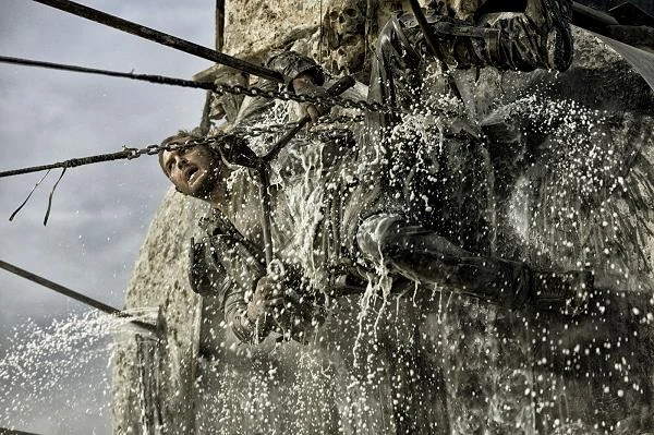 Przedpremiera filmu odbyła się na tegorocznym festiwalu filmowym w Cannes. Obraz George'a Millera, choć nie bierze udziału w walce o Złotą Palmę, spotkał się z niezwykle przychylnym odbiorem widzów i krytyków. "To świetny film dla wszystkich miłośników kina bardzo komiksowego, które nie zmusza do zbyt głębokich refleksji. Rytm tego, co dzieje się na ekranie, jest taki, że w pewnym momencie można nabawić się prawie "oczopląsu" - szczególnie oglądając wersje trójwymiarową. Jest mało dialogów, a dużo bijatyk, strzelanin, eksplozji i szaleńczych pościgów z udziałem dziesiątek postapokaliptycznych pojazdów przy dźwiękach heavy metalu na pustyni w Namibii" - pisał po seansie francuski korespondent RMF FM Marek Gładysz.