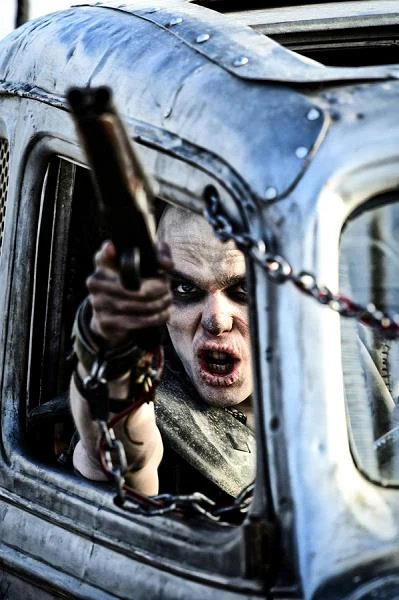 Mimo entuzjastycznych recenzji "Mad Max: Na drodze gniewu" zadebiutował w zestawieniu amerykańskiego box-office'a "dopiero" na drugim miejscu. Film Millera - z 44,4 mln dolarów zysku - musiał ustąpić miejsca liderowi, komedii muzycznej "Pitch Perfect 2".