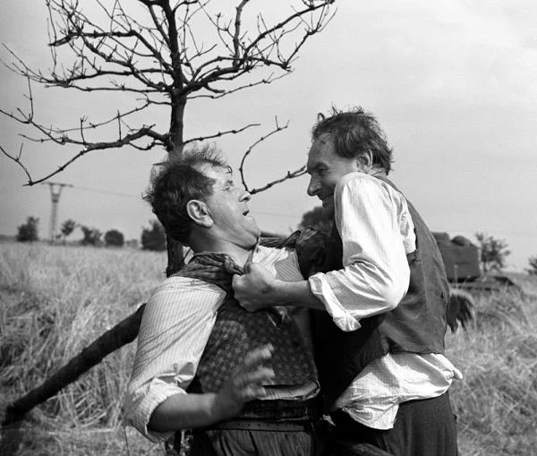 W 1967 roku Sylwester Chęciński zrealizował "Samych swoich" - pierwszą część swojego słynnego tryptyku o rodzinie Kargulów i Pawlaków.