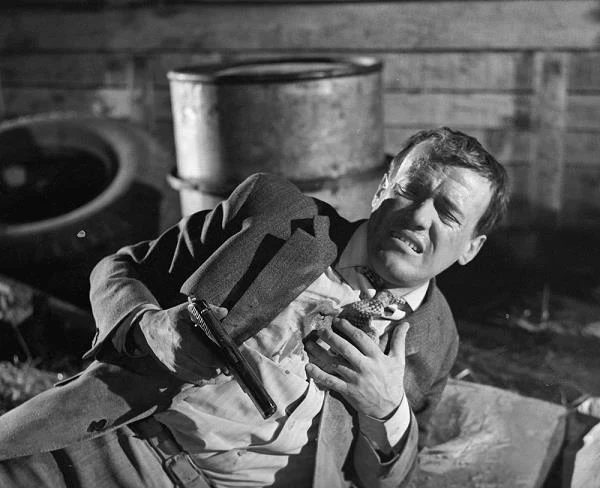 W 1969 roku Chęciński wyreżyserował kryminał sensacyjno-szpiegowski "Tylko umarły odpowie", w którym główną rolę zagrał Ryszard Filipski.