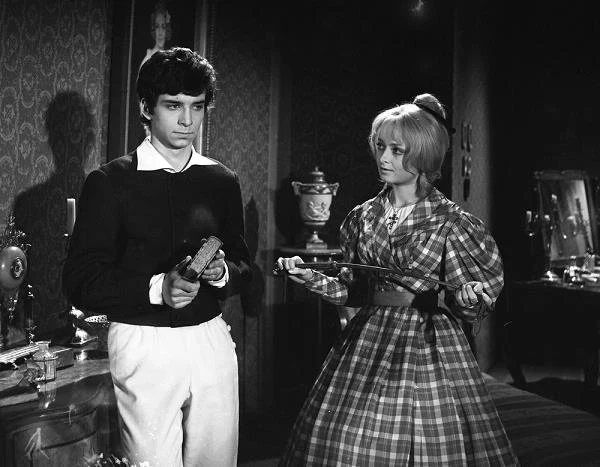 Sylwester Chęciński ma również na reżyserskim koncie telewizyjny film "Pierwsza miłość" (1971) - ekranizację opowiadania Iwana Turgieniewa, będącego opowieścią o przeżyciach Wołodii, 15-letniego chłopca zafascynowanego wdziękiem i urodą córki zubożałej księżnej, Zinaidy, która jest zakochana... w ojcu Wołodii. W głównych rolach wystąpili Magdalena Zawadzka i Wojciech Szymański.

