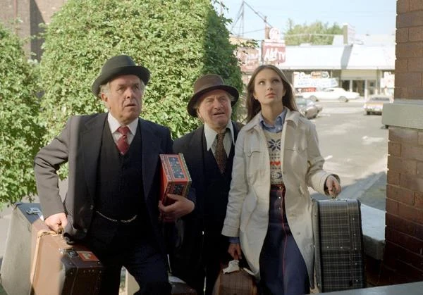 Finałowa część trylogii - "Kochaj albo rzuć" (1977) - przedstawiała bohaterów cyklu podczas podróży do Ameryki. Film został bardzo ciepło, wręcz spontanicznie przyjęty przez widownię. Krytycy podkreślali, że Sylwestrowi Chęcińskiemu udało się uniknąć wtórności wobec poprzednich utworów cyklu - "Samych swoich" i "Nie ma mocnych" oraz że dostarczył kolejnej porcji znakomitej rozrywki.