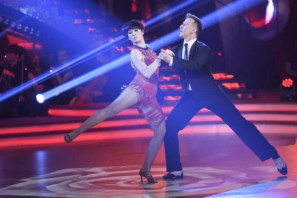 Każda z finałowych par zatańczyć miała w ostatnim ekranowym występie aż trzy tańce. O tym, w jakim repertuarze zobaczymy finalistów na samym początku piątkowego show, decydowali jurorzy. Iwona Pavlović i Andrzej Grabowski zaproponowali duetowi Tatiana Okupnik-Tomasz Barański tango. - Otwarcie na miarę finału! - rozpływał się w zachwytach Michał Malitowski podkreślając "dynamiczny i dobry technicznie" występ. Malitowski dodał jednak, że w związku z faktem, że finale spotykają się kobieta i mężczyzna, jurorów czeka tragiczny wybór: - No bo jak was porównać? - zapytał retorycznie. Andrzej Grabowski przyznał, że oglądając tango Okupnik poczuł "dreszcze na plecach", Iwona Pavlović zaznaczyła zaś, że "co miało być w tangu, to było". Para otrzymała od jurorów 39 punktów (Malitowski odjął punkt za "trochę szarpania w zamkniętym trzymaniu").