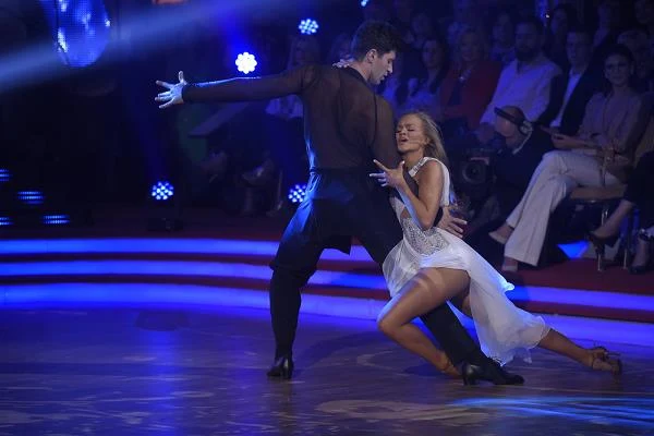 Drudzy z finalistów: Krzysztof Wieszczek i Agnieszka Kaczorowska, decyzją jurorów zatańczyli rumbę. - Dziękuję ci za odwagę - powiedziała Czarna Mamba oklaskując Wieszczka za to, że doszedł aż do finału programu. "Wrażenie genialne" - dodała Pavlović precyzując, że rumba finalisty była "agresywna". "Bardzo rytmiczny byłeś, duża poprawa" - powiedziała jurorka. Beata Tyszkiewicz błysnęła bon motem: "Czasem ważniejsze jest być zapamiętanym niż zwyciężyć" a Michał Malitowski nie krył szoku: - Tańczyłeś całym ciałem. na razie idziecie łeb w łeb! Para otrzymała 39 punktów (jedno oczko tym razem odjęła Iwona Pavlović).