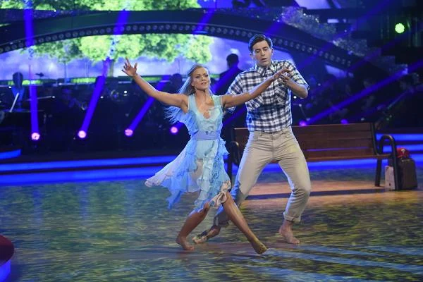 W drugim tańcu finaliści zaprezentowali się w formacie "show dance", polegającym na połączeniu kilku sztuk: tańca, teatru, kina i muzyki. Krzysztof Wieszczek i Agnieszka Kaczorowska zaprezentowali taneczną wersje "Forresta Gumpa". - Cała historyjka była wzruszająca - pochwalił parę Andrzej Grabowski. Aktor przyznał, że początkowo wydawało mu się, że aktor i tancerka zupełnie do siebie nie pasują. - Taki drągal z taką filigranową dziewczyną? - juror wspomniał wcześniejszy dylemat. - W finale nie oczekuję poprawności, oczekuję bicia serca - rozpoczęła swoją ocenę Iwona Pavlović dodając, że jest bardzo wzruszona. "Problem" wynalazł za to Michał Malitowski. - Partnerujesz świetnie, ale czasem zapominasz o swoim ciele. Robisz błędy... - powiedział juror, ale pod karcącym spojrzeniem Czarnej Mamby dodał: - ... ale je poprawiasz. Para uzyskała 39 punktów (minus 1 od Malitowskiego).