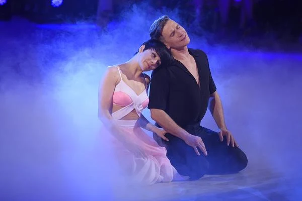 Jaka była odpowiedź Tatiany Okupnik i Tomasza Barańskiego? Występowi pary towarzyszyły pokazywane na umieszczonym z tyłu parkietu ekranie emocjonalne fragmenty ich wcześniejszych tańców oraz ujęcia z prób. - To było takie proste, ujmujące, treściwe, normalne. Czułam wszystkie gesty, kiedy go dotknęłaś... - powiedziała Iwona Pavlović, zwracając uwagę na "nietaneczność" ich występu. Michał Malitowski stwierdził, że Okupnik ma odwrotny problem niż Wieszczek. - Inaczej niz Krzysztof, ty doskonale czujesz swoje ciało, ale ciężko było cię prowadzić. Masz tyle energii, że Tomek nie mógł się "połapać" w tej Tatianie - podsumował Malitowski, ale dodał, że dziś nie było tego widać. - Teraz było lepiej. Tatiana Okupnik się rozkleiła. Załzawiona powiedziała, że wyobrażała sobie "TzG" jako kiczowaty program, ale... - 16 lat jestem na scenie, ale dawno nie przeżywałam takich emocji - wyznała piosenkarka. Para otrzymała 40 punktów!