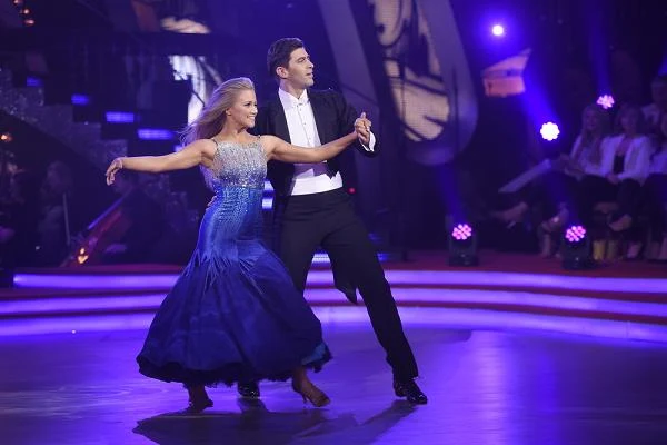 Walcem wiedeńskim z "TzG" pożegnali się Krzysztof Wieszczek i Agnieszka Kaczorowska. - Tak żeście tańczyli, że aż pierze leciało - zauważyła Beata Tyszkiewicz. Iwona Pavlović miała do Wieszczka tylko jedną prośbę: - Mógłbyś być ambasadorem tańca towarzyskiego i mówić wszystkim facetom, że można, że da się od zera do bohatera? Andrzejowi Grabowskiemu zaimponowała z kolei naturalność aktora na parkiecie. - Wyglądałeś, jakbyś mówił: "Mam gdzieś te wszystkie nagrody, to jest mój ostatni taniec" - powiedział aktor. Także Michał Malitowski nie szczędził pochwał: - Nie poznaję kolegi, to było coś! - powiedział z uznaniem. - Standard lepiej ci leży, czujesz się swobodnie, masz tę elegancję... Oddałeś cały charakter walca - zakończył juror. Para uzyskała 40 punktów.

