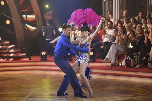 Tatiana Okupnik i Tomasz Barański wybrali na pożegnanie z programem sambę. O tyle było to zaskakujące, że po raz pierwszy tańczyli ten taniec z programie. - Daję 10-tkę i się wyłączam - Michał Malitowski stwierdził, że lepiej zrobi, jak zamiast kolejny raz chwalić Okupnik, po prostu podniesie tabliczkę.- Chciałam ci podziękować, że się nie wycofałaś - Czarna Mamba przypomniała problemy z żebrami piosenkarki. - Jesteś artystką, ale masz duszę sportowca - dodała Pavlović. - Samba fantastyczna, No comments - zakończył Andrzej Grabowski. Para otrzymała 40 punktów.