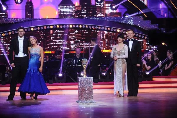 Oczekiwanie na werdykt. Widzowie zadecydowali, że 3. edycję "TzG" wygrał duet Krzysztof Wieszczek-Agnieszka Kaczorowska. Nie dowiedzieliśmy sie jednak, z jaką przewagą pokonali swoich rywali - fot. fot. Mateusz Jagielski