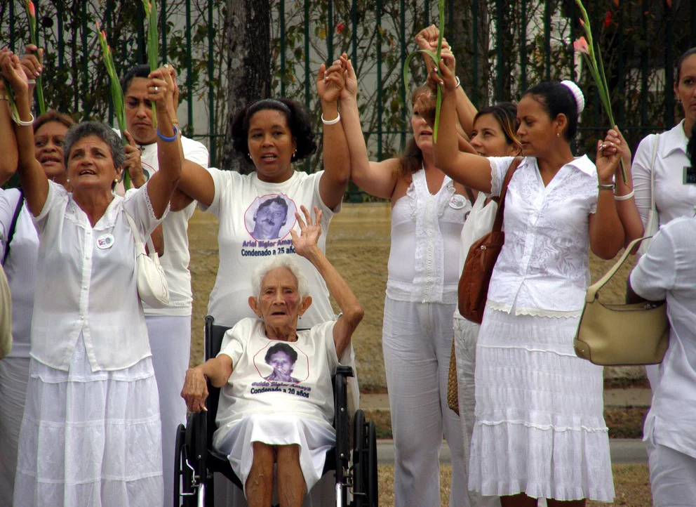 Damy w Bieli podczas jednej z demonstracji (fotografia z 2007 roku)