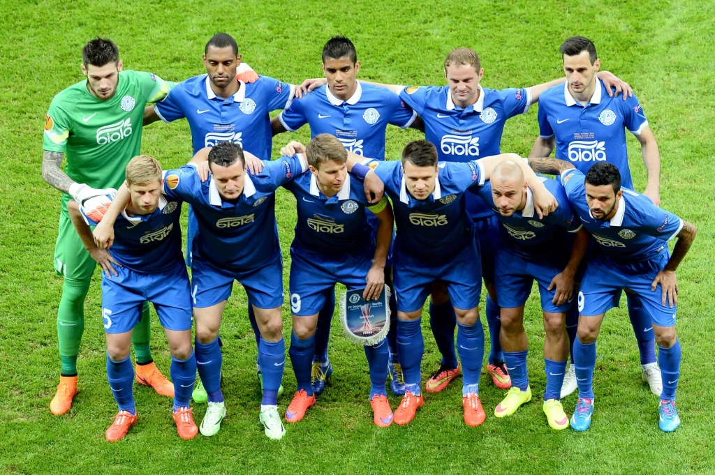 Dwa gole dla obrońców tytułu zdobył Carlos Bacca. Na listę strzelców wpisał się także Grzegorz Krychowiak.