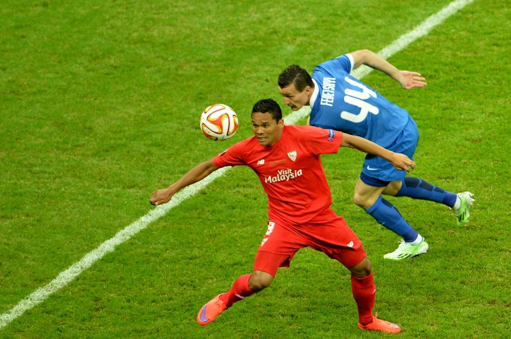 Dwa gole dla obrońców tytułu zdobył Carlos Bacca. Na listę strzelców wpisał się także Grzegorz Krychowiak.