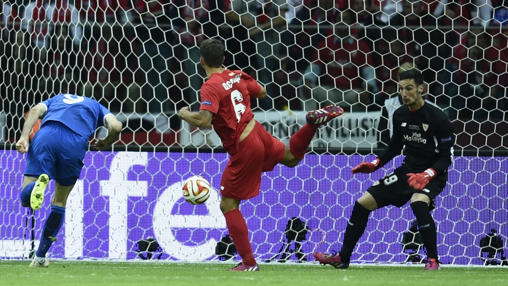 Dwa gole dla obrońców tytułu zdobył Carlos Bacca. Na listę strzelców wpisał się także Grzegorz Krychowiak.