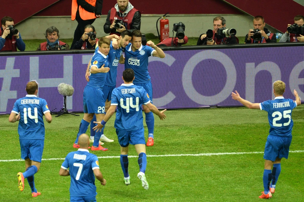 Dwa gole dla obrońców tytułu zdobył Carlos Bacca. Na listę strzelców wpisał się także Grzegorz Krychowiak.