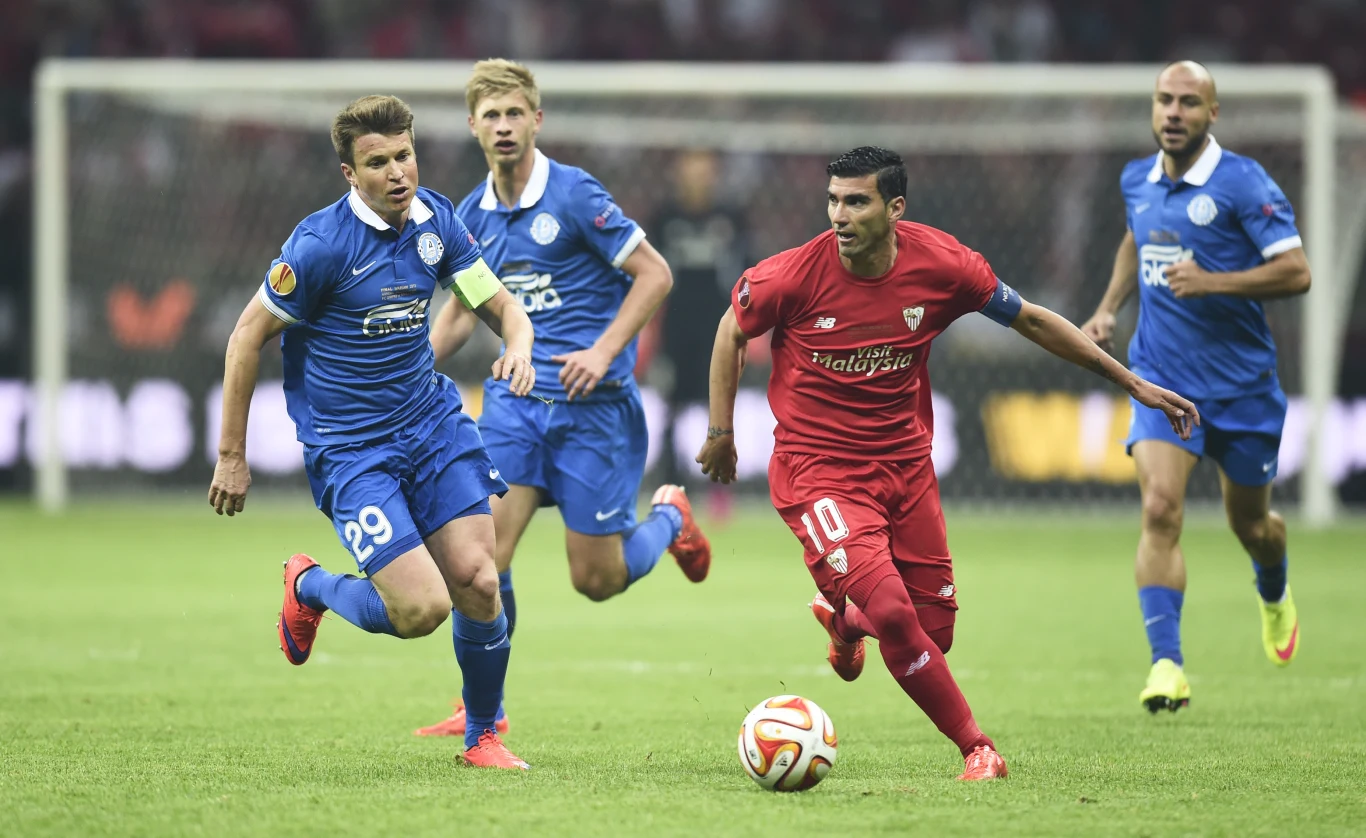 Dwa gole dla obrońców tytułu zdobył Carlos Bacca. Na listę strzelców wpisał się także Grzegorz Krychowiak.