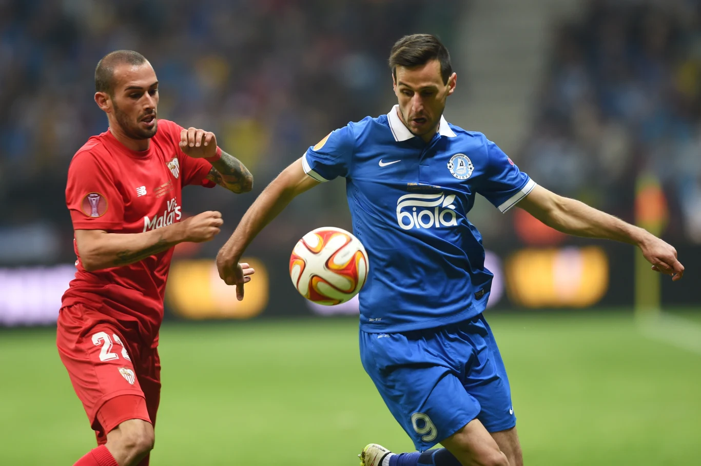 Dwa gole dla obrońców tytułu zdobył Carlos Bacca. Na listę strzelców wpisał się także Grzegorz Krychowiak.