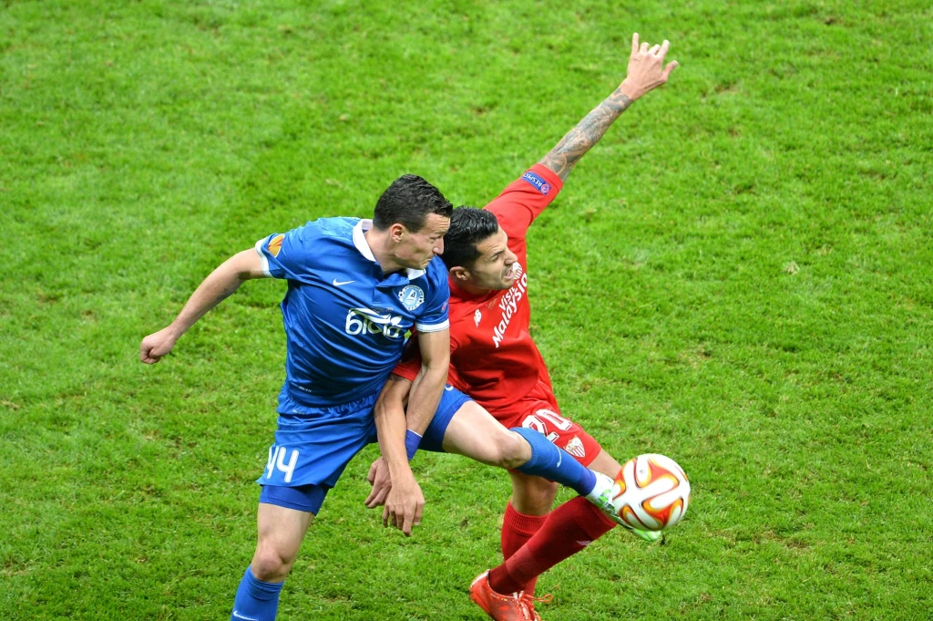 Dwa gole dla obrońców tytułu zdobył Carlos Bacca. Na listę strzelców wpisał się także Grzegorz Krychowiak.