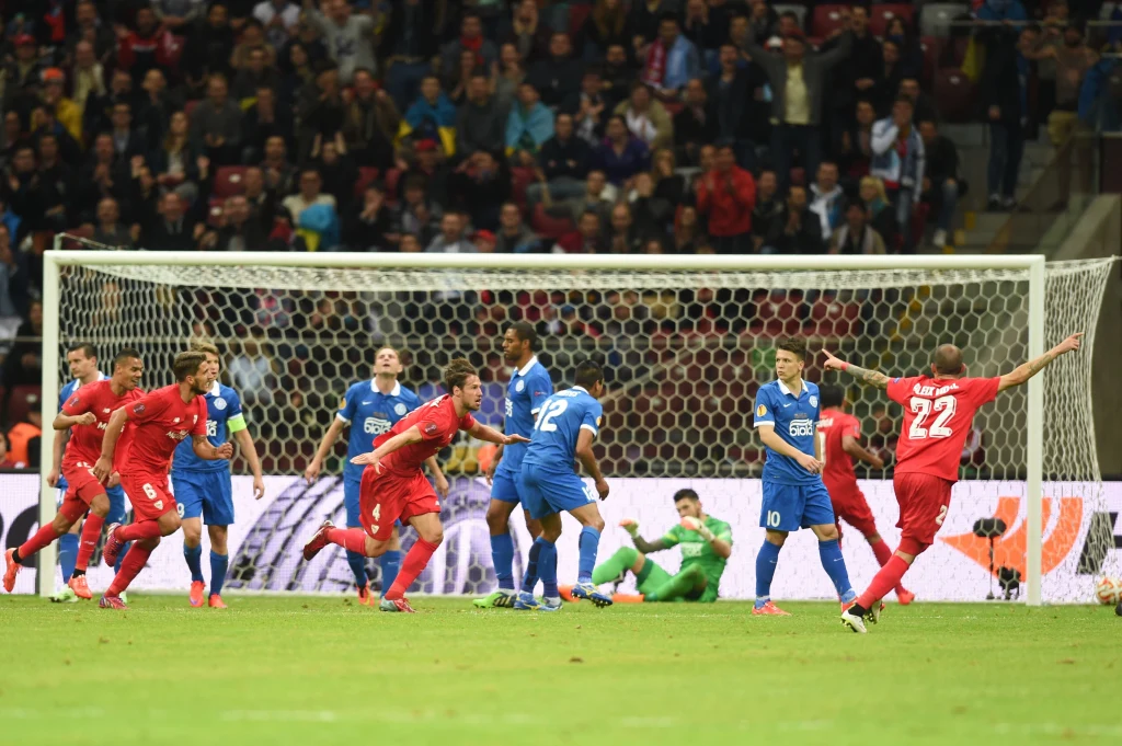 Dwa gole dla obrońców tytułu zdobył Carlos Bacca. Na listę strzelców wpisał się także Grzegorz Krychowiak.