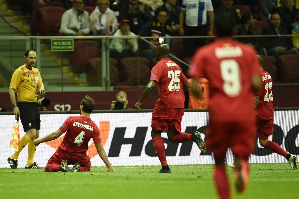 Dwa gole dla obrońców tytułu zdobył Carlos Bacca. Na listę strzelców wpisał się także Grzegorz Krychowiak.