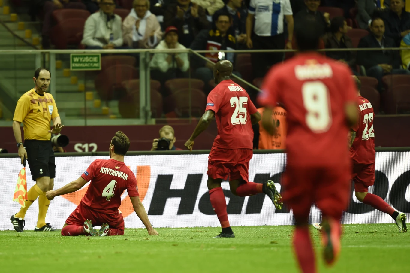 Dwa gole dla obrońców tytułu zdobył Carlos Bacca. Na listę strzelców wpisał się także Grzegorz Krychowiak.