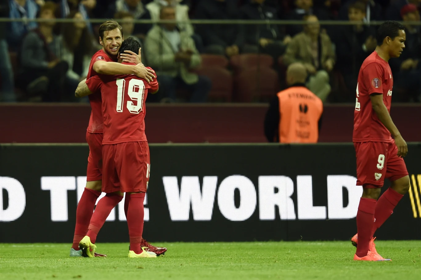 Dwa gole dla obrońców tytułu zdobył Carlos Bacca. Na listę strzelców wpisał się także Grzegorz Krychowiak.