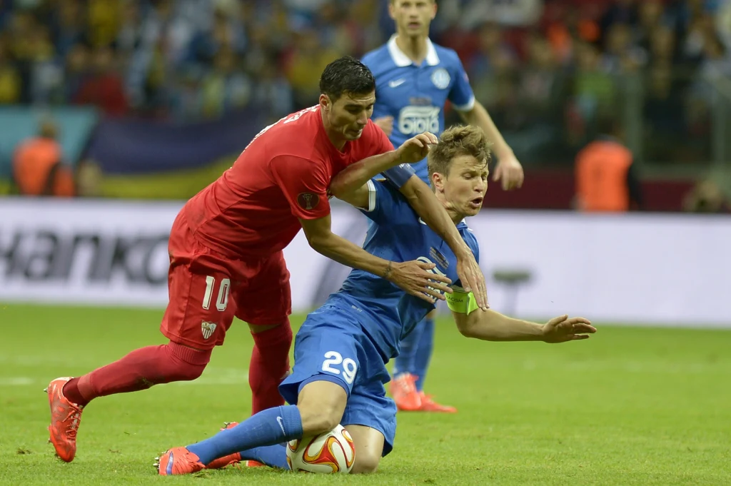 Dwa gole dla obrońców tytułu zdobył Carlos Bacca. Na listę strzelców wpisał się także Grzegorz Krychowiak.