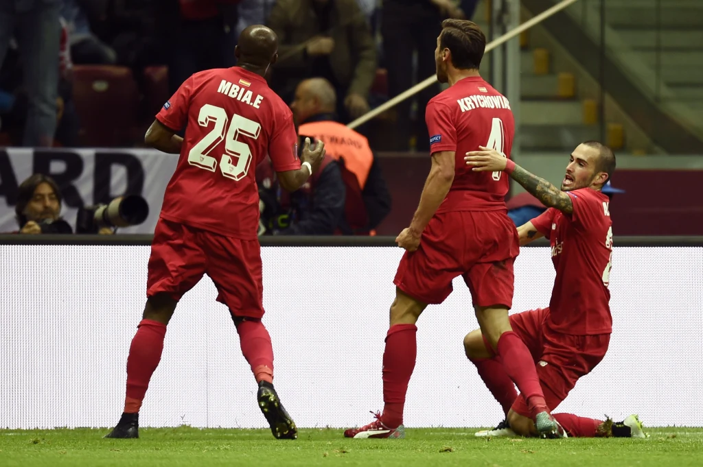 Dwa gole dla obrońców tytułu zdobył Carlos Bacca. Na listę strzelców wpisał się także Grzegorz Krychowiak.