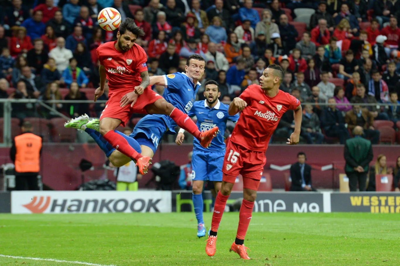 Dwa gole dla obrońców tytułu zdobył Carlos Bacca. Na listę strzelców wpisał się także Grzegorz Krychowiak.