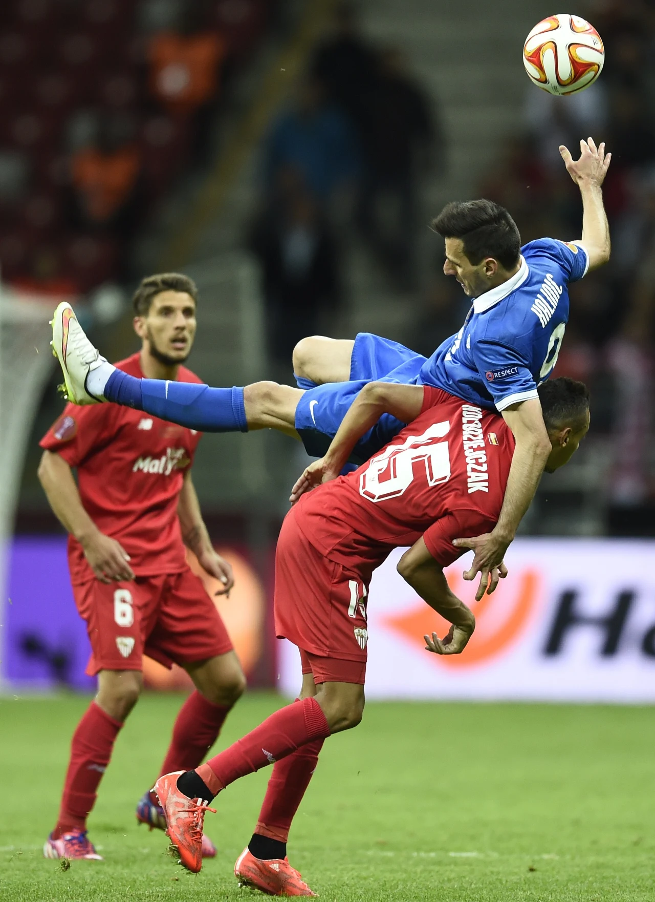 Dwa gole dla obrońców tytułu zdobył Carlos Bacca. Na listę strzelców wpisał się także Grzegorz Krychowiak.
