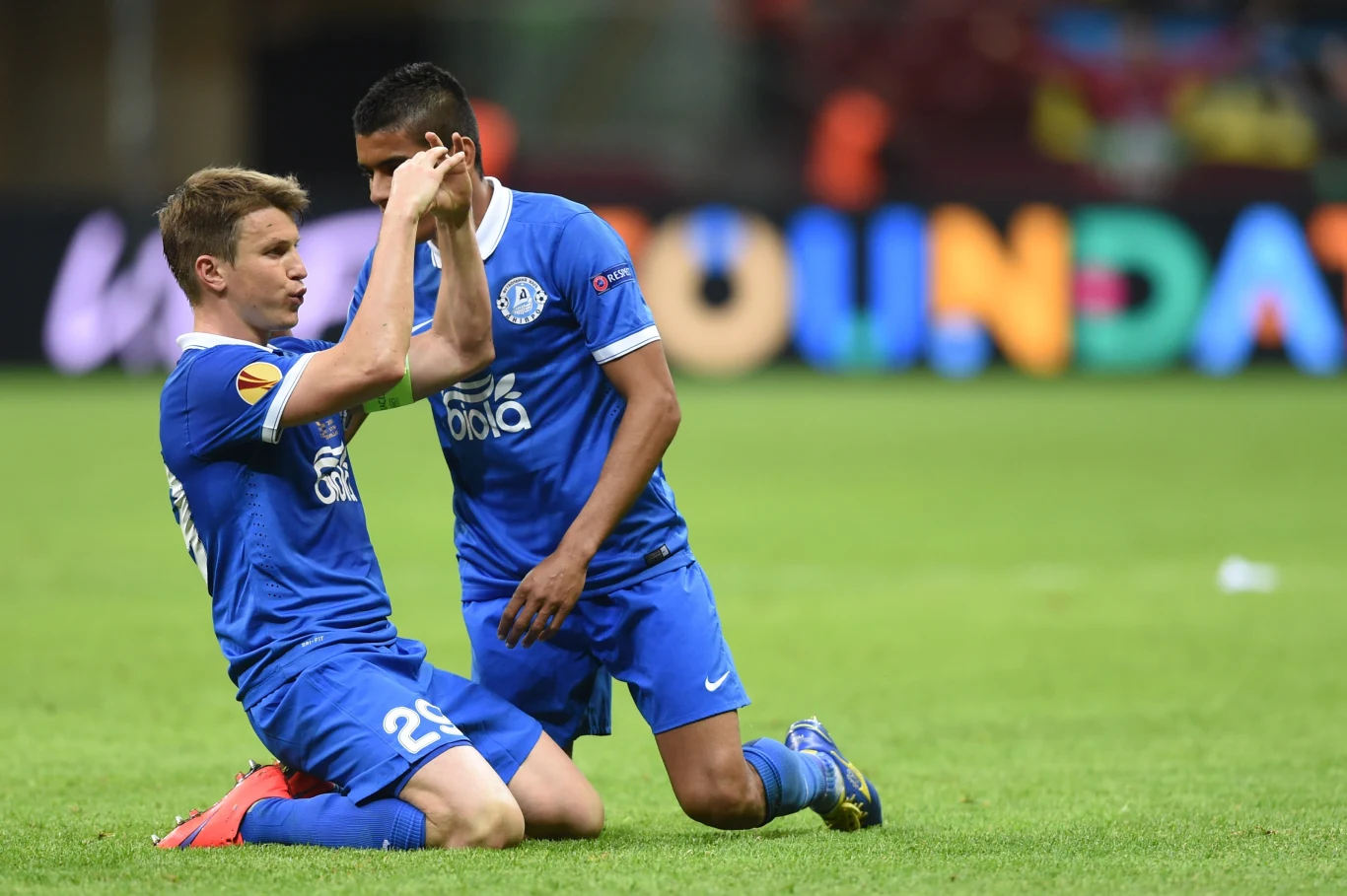 Dwa gole dla obrońców tytułu zdobył Carlos Bacca. Na listę strzelców wpisał się także Grzegorz Krychowiak.