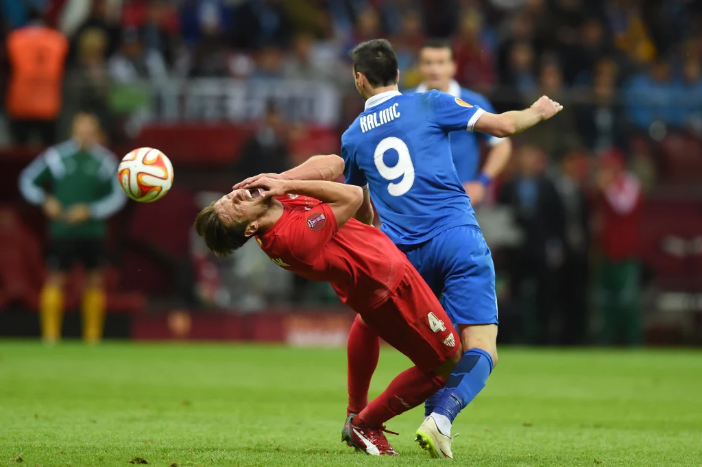 Dwa gole dla obrońców tytułu zdobył Carlos Bacca. Na listę strzelców wpisał się także Grzegorz Krychowiak.