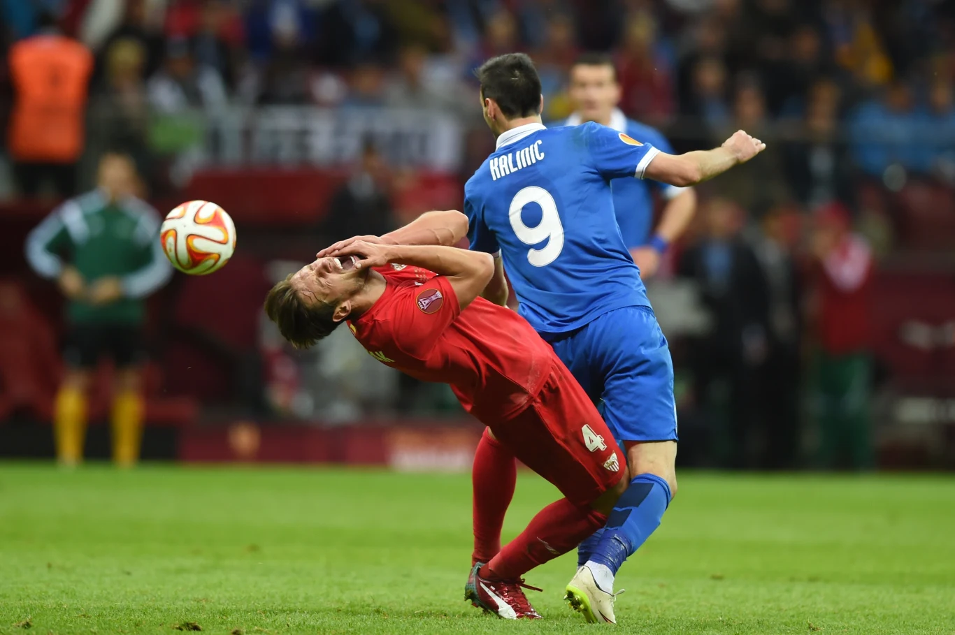 Dwa gole dla obrońców tytułu zdobył Carlos Bacca. Na listę strzelców wpisał się także Grzegorz Krychowiak.