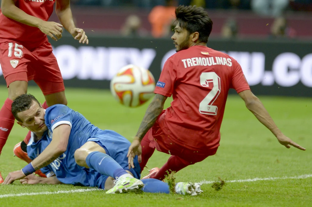 Dwa gole dla obrońców tytułu zdobył Carlos Bacca. Na listę strzelców wpisał się także Grzegorz Krychowiak.