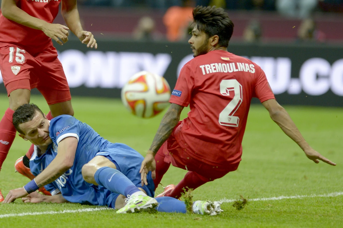 Dwa gole dla obrońców tytułu zdobył Carlos Bacca. Na listę strzelców wpisał się także Grzegorz Krychowiak.