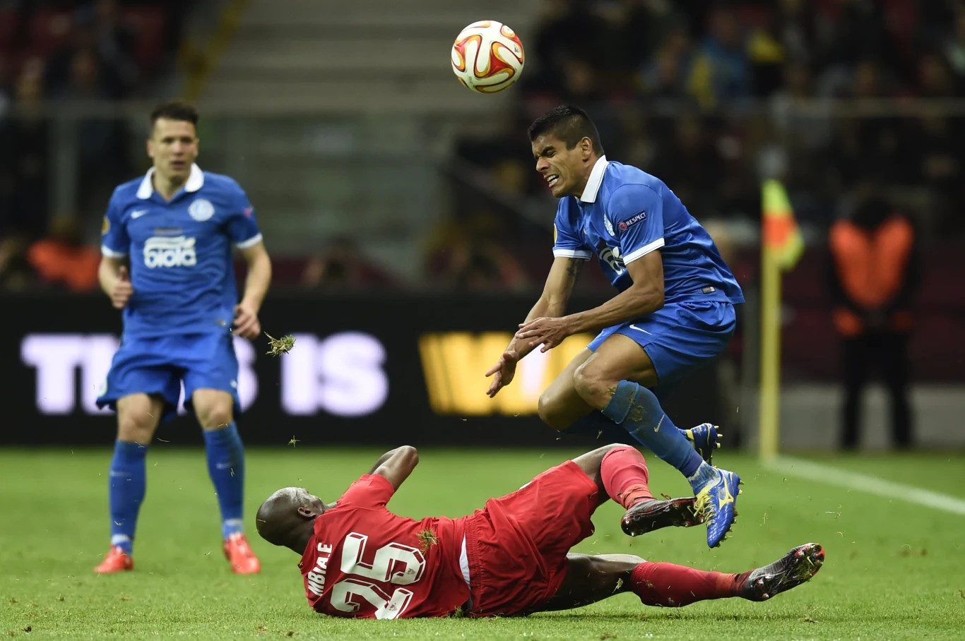 Dwa gole dla obrońców tytułu zdobył Carlos Bacca. Na listę strzelców wpisał się także Grzegorz Krychowiak.