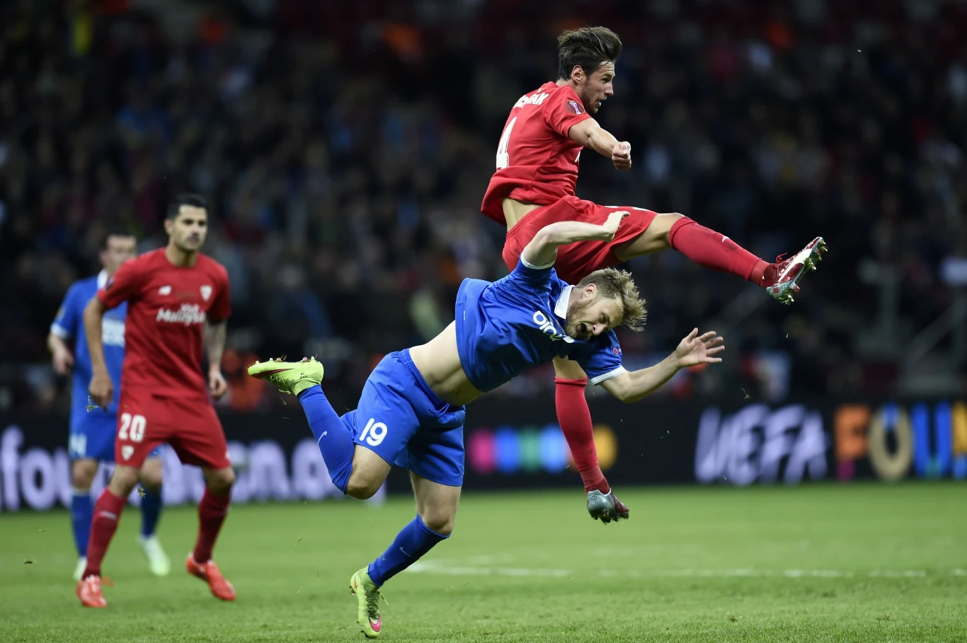 Dwa gole dla obrońców tytułu zdobył Carlos Bacca. Na listę strzelców wpisał się także Grzegorz Krychowiak.