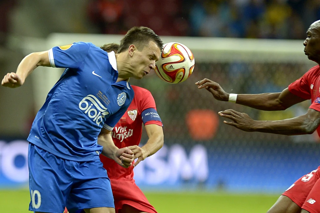 Dwa gole dla obrońców tytułu zdobył Carlos Bacca. Na listę strzelców wpisał się także Grzegorz Krychowiak.