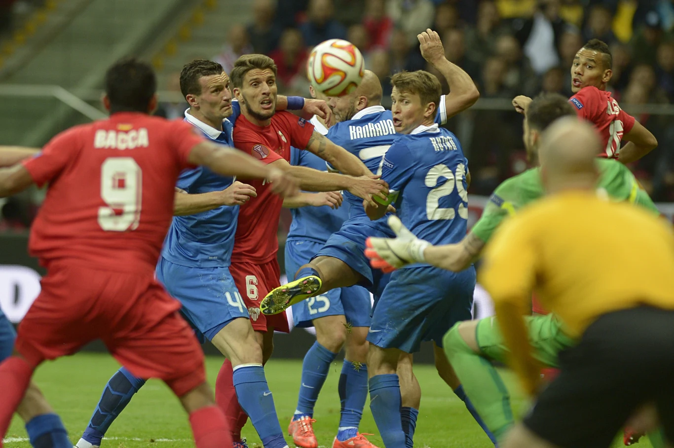 Dwa gole dla obrońców tytułu zdobył Carlos Bacca. Na listę strzelców wpisał się także Grzegorz Krychowiak.