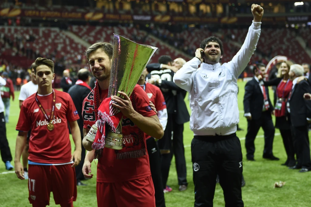 Grzegorz Krychowiak z Pucharem Ligi Europejskiej