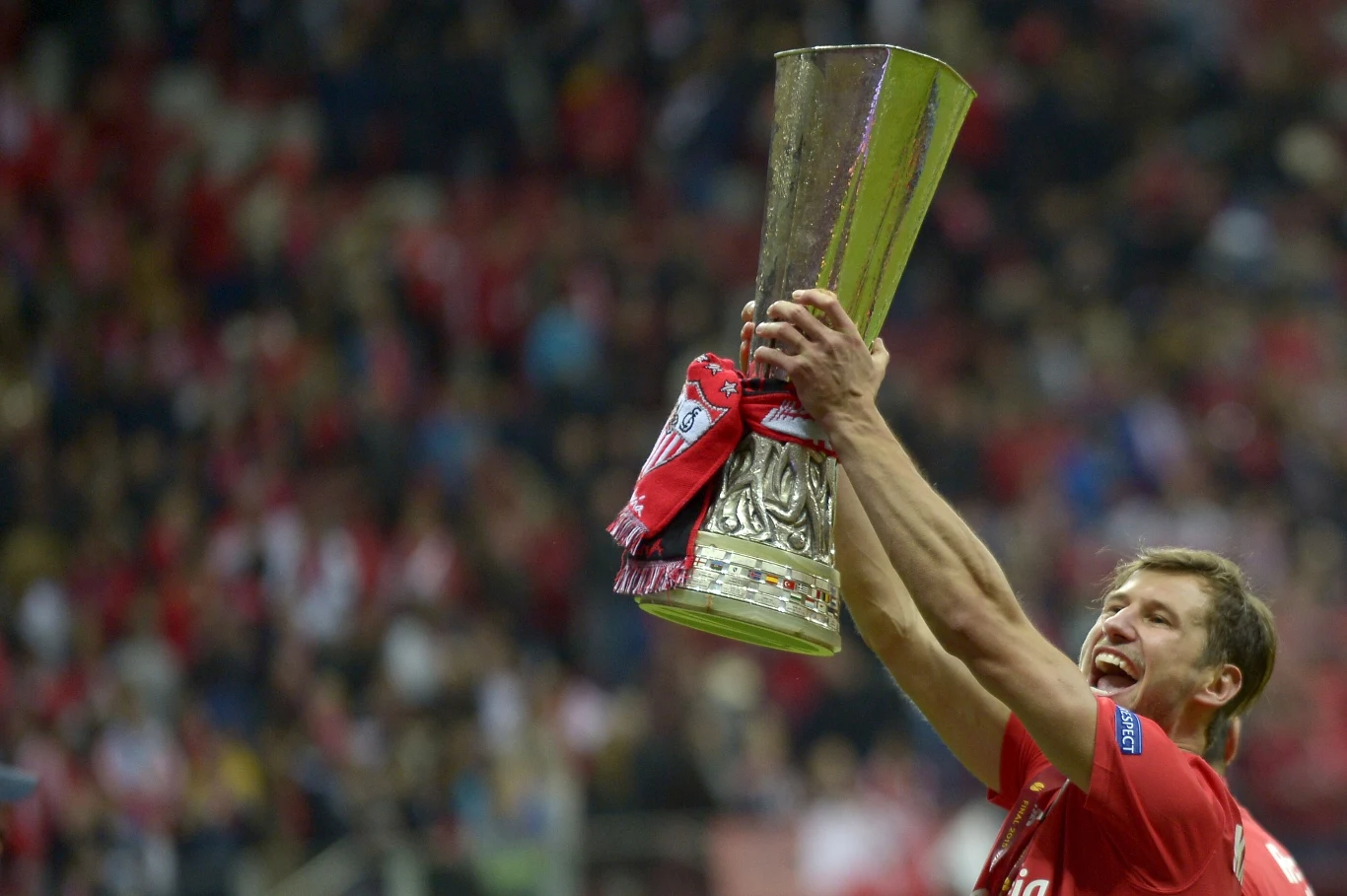 Grzegorz Krychowiak z Pucharem Ligi Europejskiej