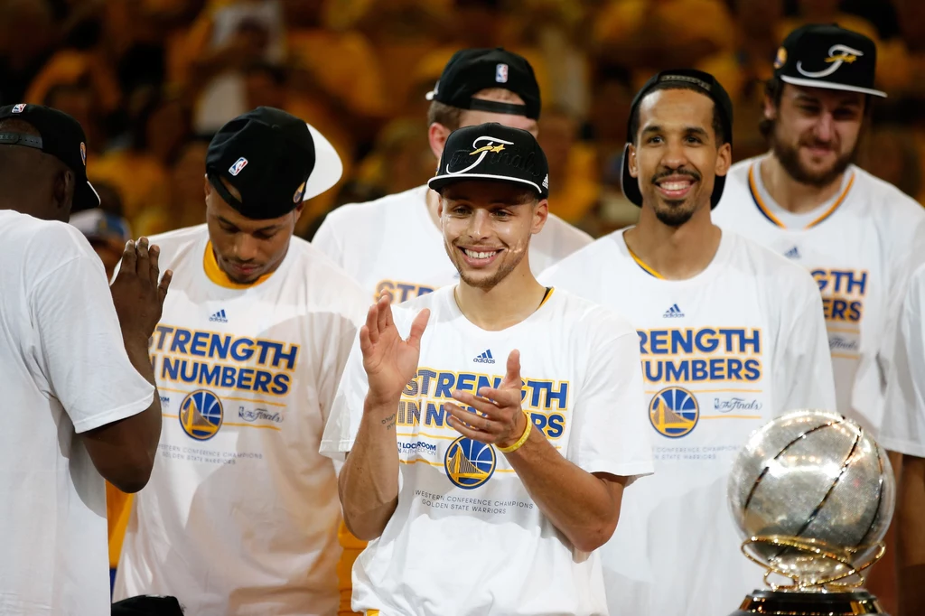 Stephen Curry (w środku) z kolegami świętują awans do finału NBA Stephen Curry (w środku) z kolegami świętują awans do finału NBA