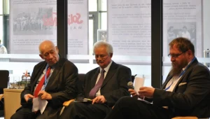 Prof. Jan Woleński, o. Wacław Oszajca i dr Piotr Cywiński podczas dyskusji w Oświęcimiu