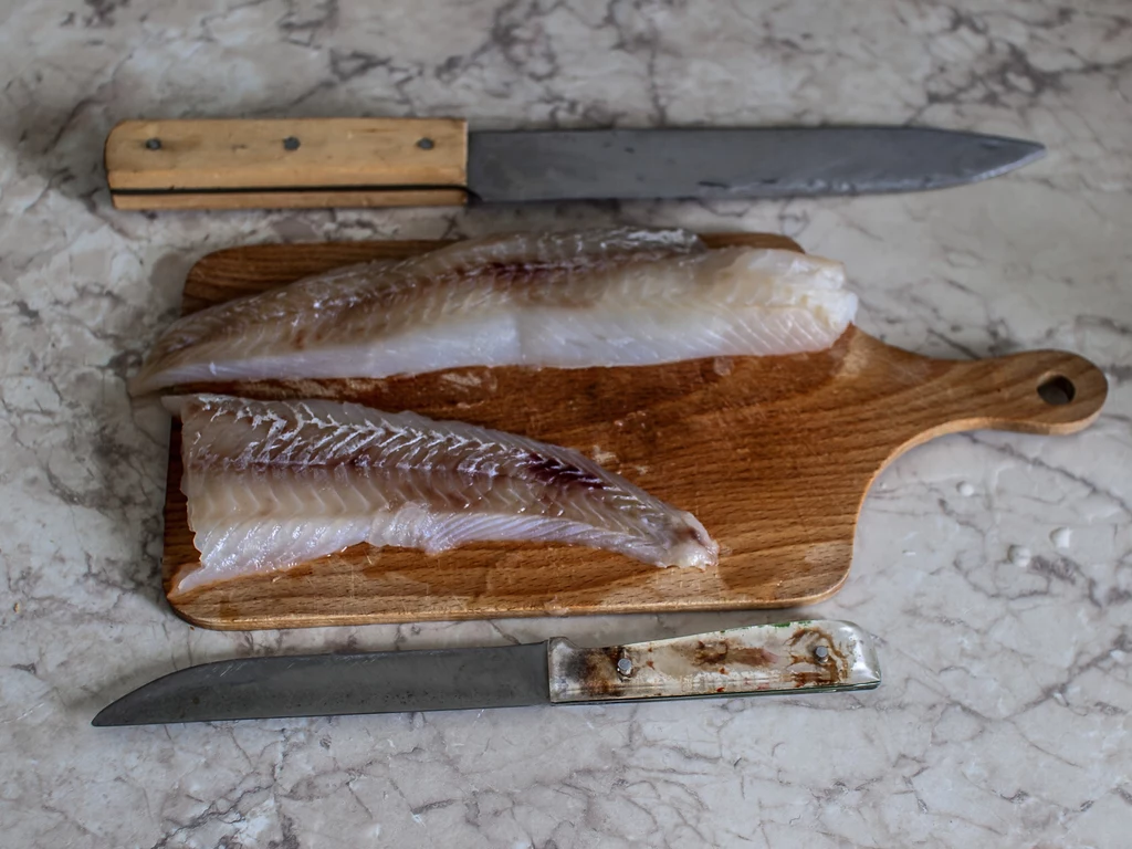 Na co Polacy zwracaja uwage kupując ryby?Gatunek (92 proc.), cenę (88 proc.), jakość (88 proc.) i preferencje członków rodziny (87 proc.). 