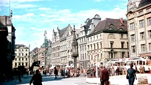 Jedno z kolorowych zdjęć Waltera Geneweina przedstawiające Breslau na krótko przed apokalipsą 1945 roku. Na tym widać wschodnią stronę Rynku