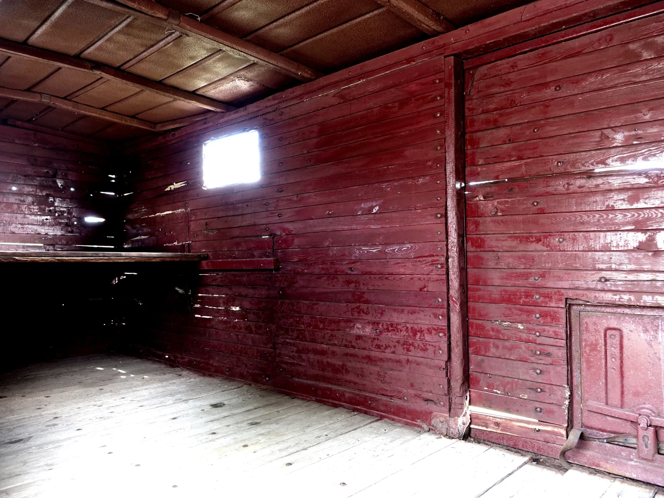 Wagon zwierzęcy. Takimi wagonami w okresie stalinowskim wywieziono na Sybir setki tysięcy ludzi