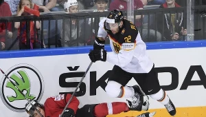 Matthias Płachta (z prawej) w meczu ze Szwajcarią podczas MŚ elity