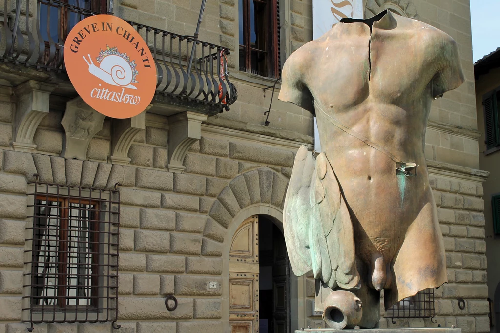 "Torso Alato" na Piazza Matteotti w Greve in Chianti