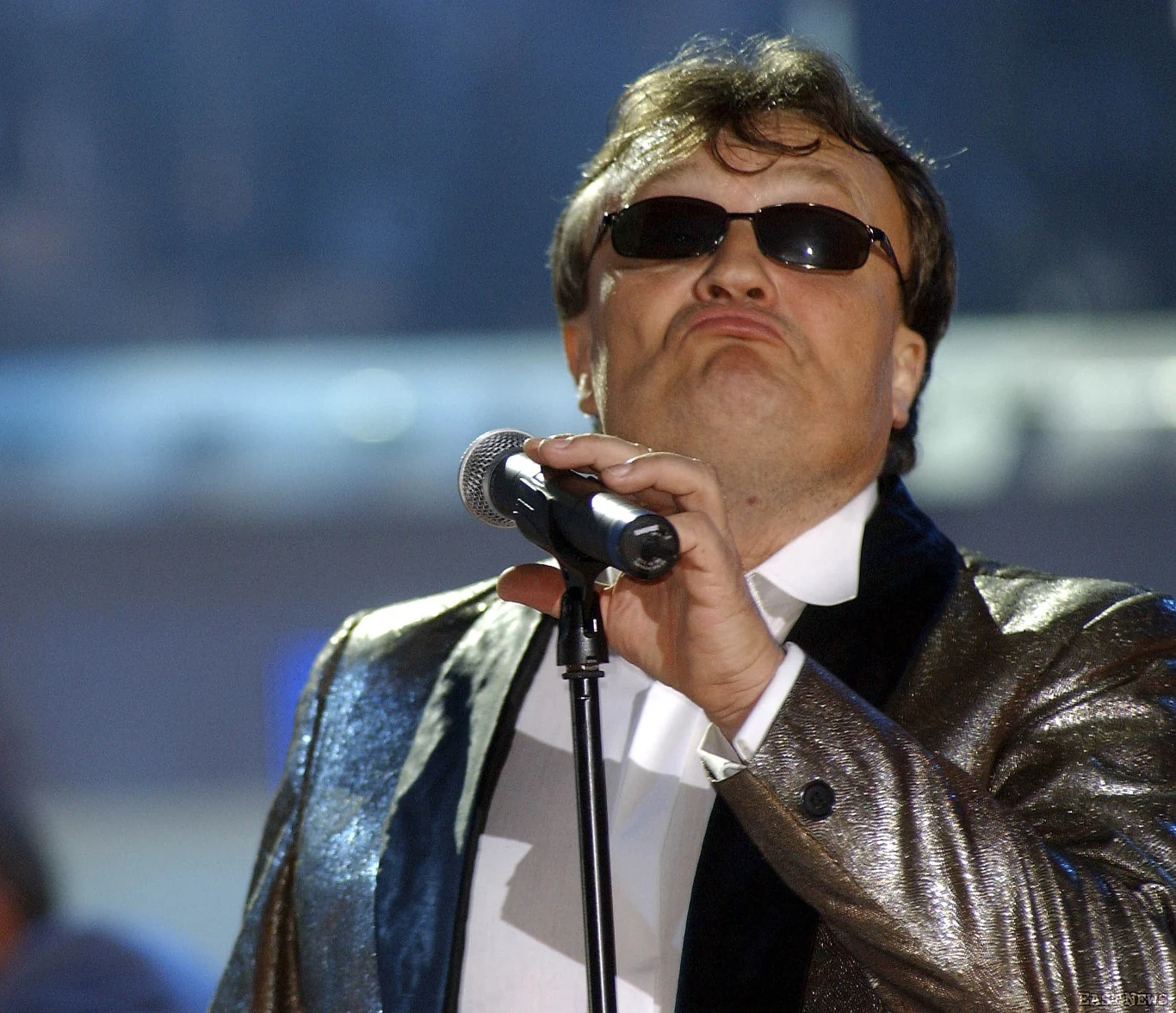 Szykowny Krzysztof Cugowski podczas Festiwalu Polskiej Piosenki w Opolu w 2002 roku