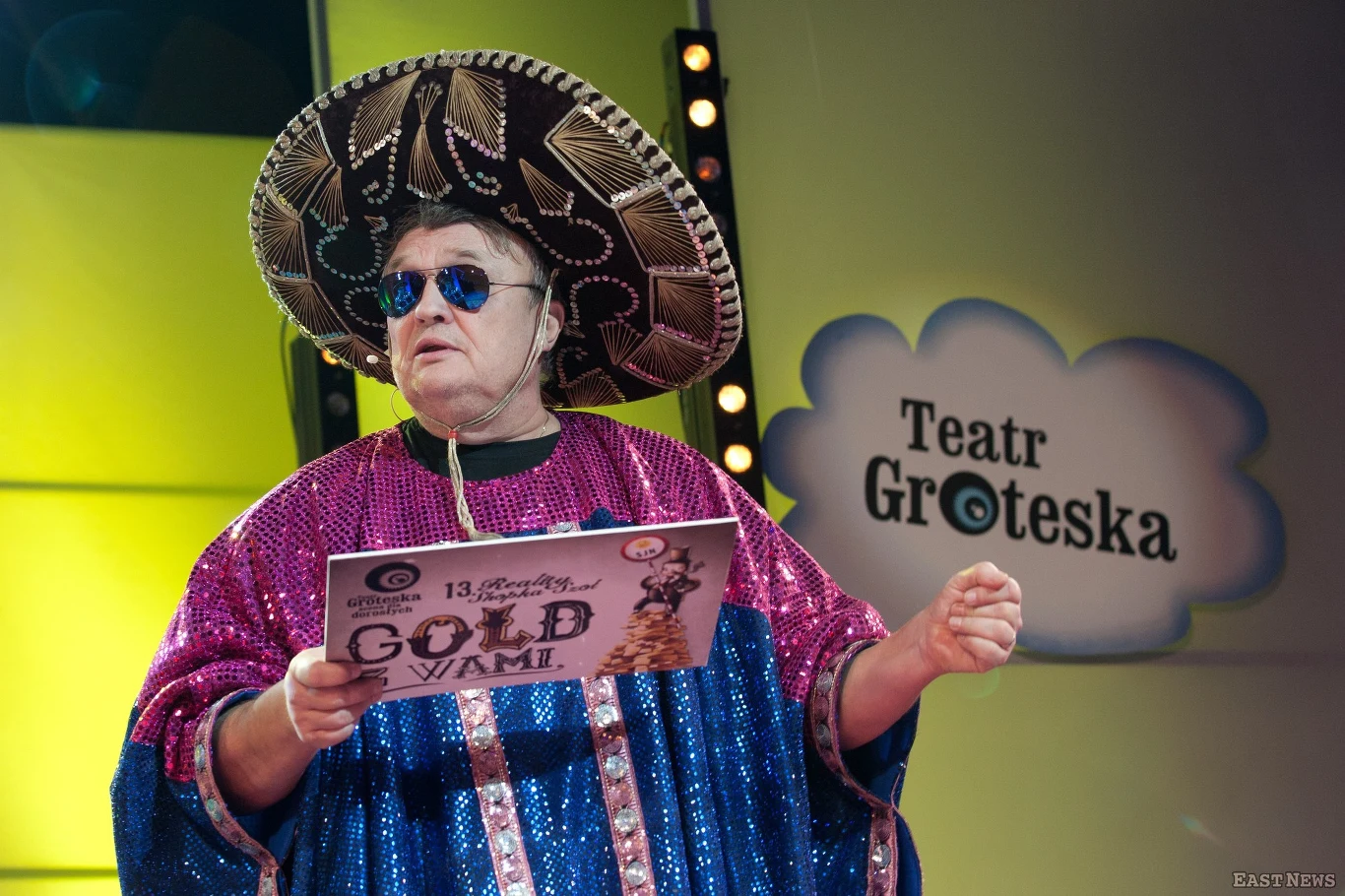 Krzysztof Cugowski w sombrero podczas 13. Reality Shopka Szoł w krakowskim Teatrze Groteska w 2013 roku